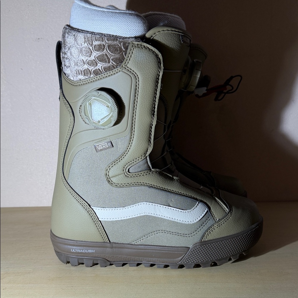 Vans on Corp Pro, women’s Olive and Brown Snowboard Boots